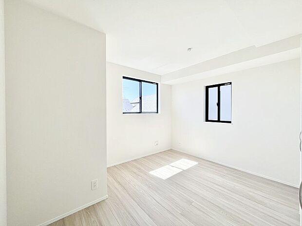 ~Bed Room~ 木の温もりがやさしいフローリングは安らぎをもたらすプライベート空間。明るめのフローリングですので、壁紙ともマッチし、お部屋を更に広く見せてくれる効果も。