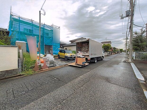 ~Exterior~ 前面道路: 南 6m 公道 前面道路は閑静な住宅地をはしる車通りの少ない道路。駐車の出し入れもらくらくです!ご不明点・現地見学のご希望は、お気軽にお問い合わせください!