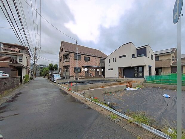~Exterior~ 前面道路:南西 5m 公道 前面道路は閑静な住宅地をはしる車通りの少ない道路。駐車の出し入れもらくらくです!ご不明点・現地見学のご希望は、お気軽にお問い合わせください!