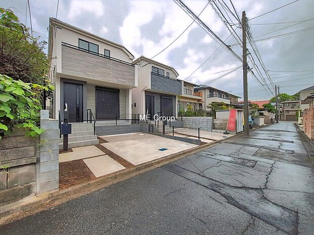 ～Exterior～　前面道路： 南東 4m 公道　前面道路は閑静な住宅地をはしる車通りの少ない道路。駐車の出し入れもらくらくです！ご不明点・現地見学のご希望は、お気軽にお問い合わせください！