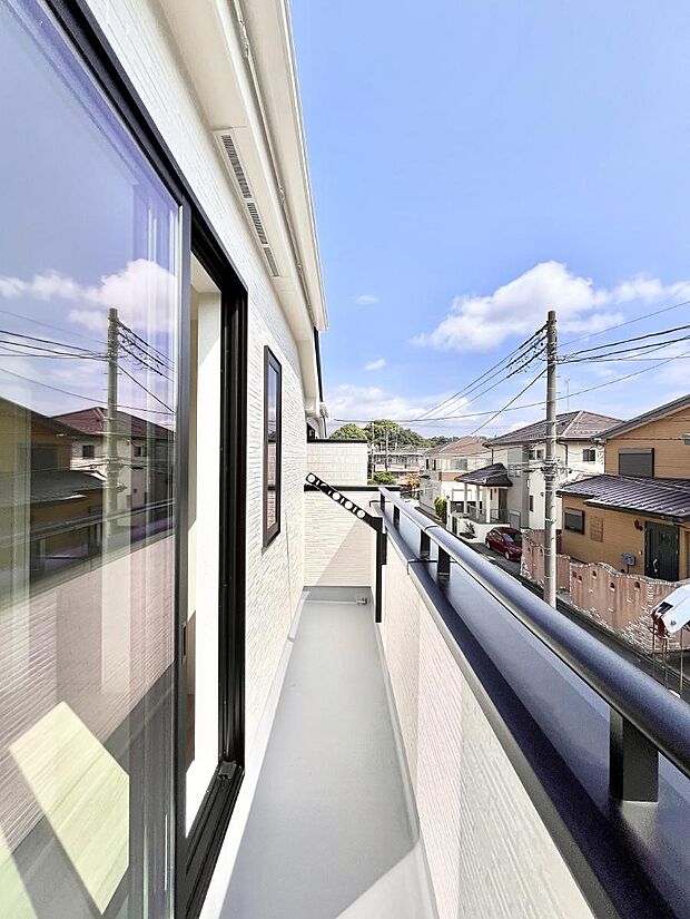 暖かな陽光が降り注ぐバルコニーはお洗濯におすすめ。爽やかな風も心地よいです。 