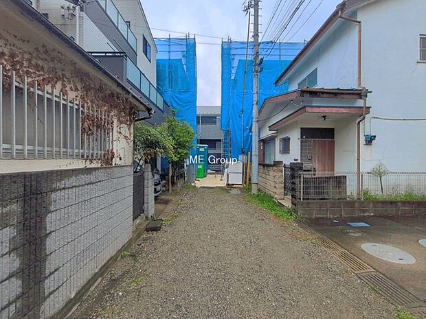 ◆2号棟◆~Exterior~ 一戸建ての大きなメリットは、自分達の「土地」を「自由に」使える事です。ガーデニングやDIY,車やバイクの趣味など様々な用途で利用できます。