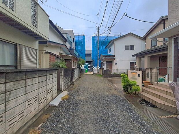 ~Exterior~ 前面道路:西 4m 私道 前面道路は閑静な住宅地をはしる車通りの少ない道路。駐車の出し入れもらくらくです!ご不明点・現地見学のご希望は、お気軽にお問い合わせください!