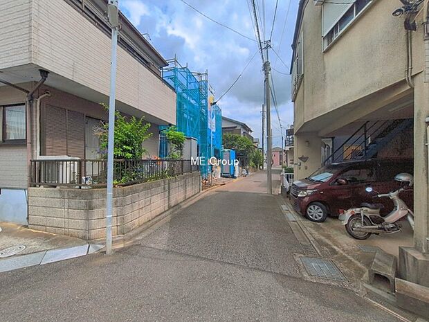 ~Exterior~ 前面道路:南 3.99m 公道 前面道路は閑静な住宅地をはしる車通りの少ない道路。駐車の出し入れもらくらくです!ご不明点・現地見学のご希望は、お気軽にお問い合わせください!