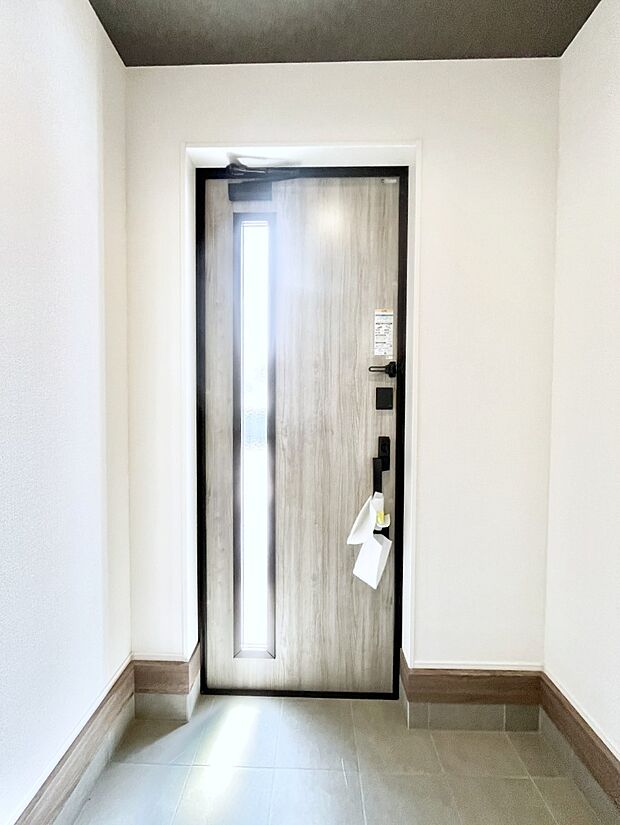 ガラススリットの入った玄関ドアが室内に光を届けてくれます