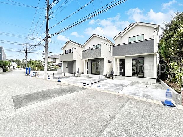 ~Exterior~ 前面道路:南 5.99m 公道 前面道路は閑静な住宅地をはしる車通りの少ない道路。駐車の出し入れもらくらくです!ご不明点・現地見学のご希望は、お気軽にお問い合わせください!