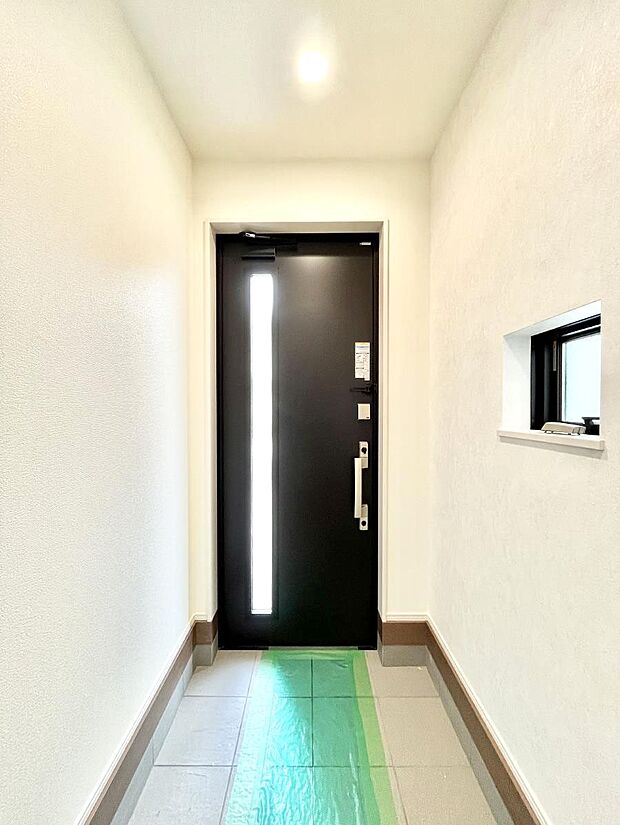 ◆B号棟◆~Entrance~ 玄関は家の顔といわれますが我が家のセンスをさりげなく感じさせる魅力ある玄関造りも楽しみの一つ。帰宅する度に家族がほっとできる心地よい空間造りも大切ですね♪