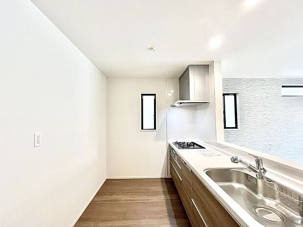 ◆B号棟◆～Kitchen～　自然光が入る窓のあるキッチン☆毎日使う場所だからこそ、使い勝手を考慮しました。ゆったりとしたキッチンコーナーは質感豊かな仕上がりとなっております。