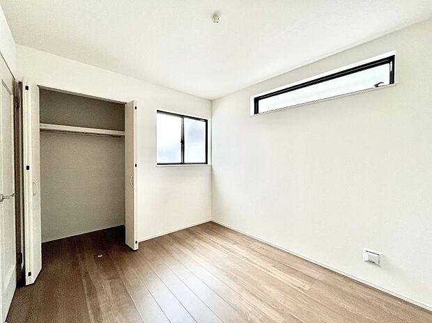 ◆B号棟◆～Bed Room～  全居室には収納クローゼットを完備！普段使いのお洋服や小物はもちろん、季節物のお洋服などもしっかりと整理整頓おしまい頂けます。  居室空間を広く使用できますね。