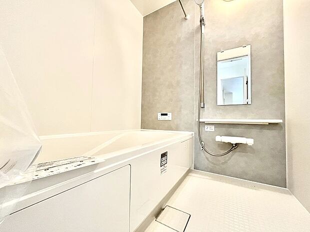 ◆B号棟◆~Bath Room~ 足を伸ばして入浴することが可能!一日の疲れを癒す貴重なバスタイムです。お子様とご一緒でも十分な広さなので、リビングとは違った家族団欒のひと時をお楽しみいただけます。
