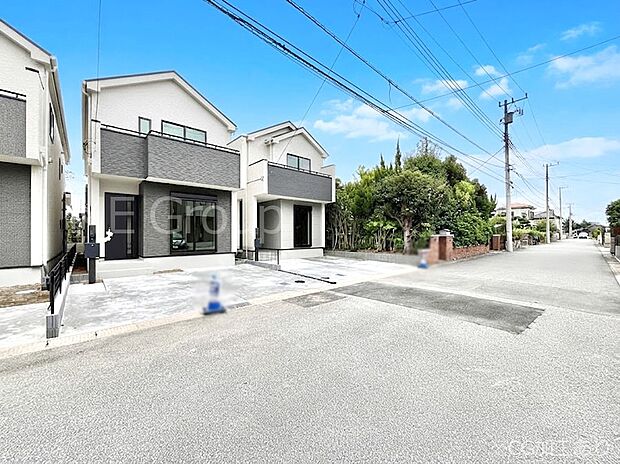 ～Exterior～　前面道路：南 5.99m 公道　前面道路は閑静な住宅地をはしる車通りの少ない道路。駐車の出し入れもらくらくです！ご不明点・現地見学のご希望は、お気軽にお問い合わせください！