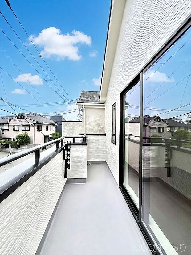 ◆B号棟◆~Balcony~ バルコニーは温かい陽がさしこみ、お布団や洗濯物を気持ちよく干すことができます。使いやすく開放的なバルコニーです♪陽ざしがたっぷり降り注ぐ、バルコニー付き住まい。