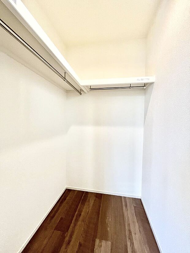 ◆B号棟◆~Walk-in Closet~ たくさんの洋服をかけてもシワになりにくいウォークインクローゼット。洋服以外にも、普段使わない家電やスーツケース、ストック品など何でも片付く嬉しい空間です。