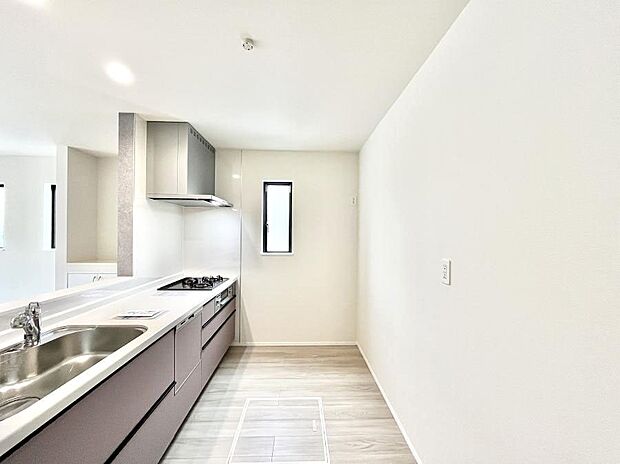 ◆A号棟◆~Kitchen~ 自然光が入る窓のあるキッチン☆毎日使う場所だからこそ、使い勝手を考慮しました。ゆったりとしたキッチンコーナーは質感豊かな仕上がりとなっております。