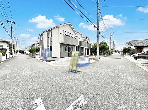 ~Exterior~ 前面道路: 南 5.98m 公道、西 5.96m 公道 低層の一戸建てを中心とした街並みが整然と続き、周辺は高い建物が建っていないので、緑の多い閑静な趣を感じる環境です。