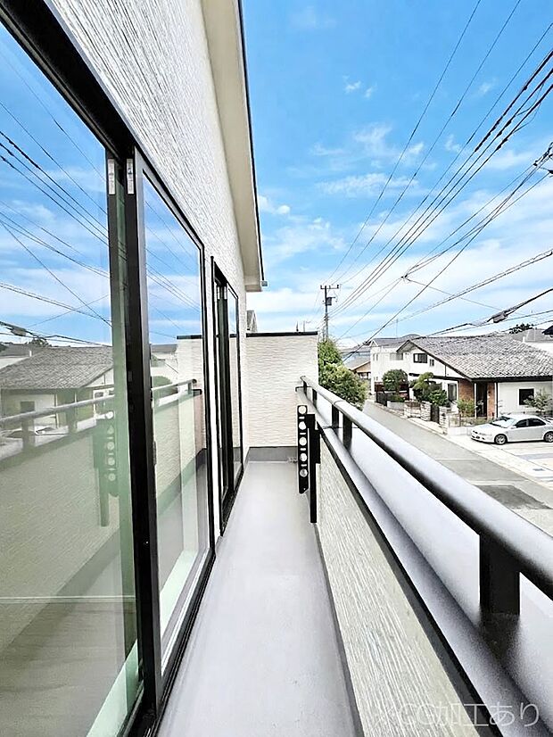 ◆A号棟◆~Balcony~ 南向きのバルコニーの前には雲以外に太陽を遮るものがありません。お洗濯物も乾きやすく、何より明るく気持ちのいい光が入ってきます。家族全員分の洗濯物も一気に干せます。