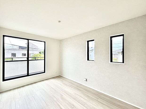 ◆A号棟◆~Bed Room~ 2面採光を確保した明るい室内は、風通しも良く、大変居心地の良い空間となっております。爽やかな風を感じて起きる朝は、快適生活の始まりに!日当たりがとても良い住まい♪