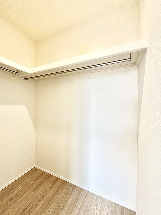 ◆A号棟◆~Walk-in Closet~ たくさんの洋服をかけてもシワになりにくいウォークインクローゼット。洋服以外にも、普段使わない家電やスーツケース、ストック品など何でも片付く嬉しい空間です。