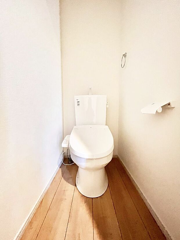 明るく清潔感のあるトイレです。