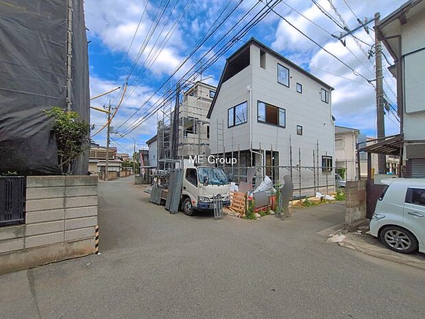 ~Exterior~ 西 5.2m 公道、南 3.34m 公道 角地ならではの開放感が魅力の住まい。隣接建物との距離が確保されやすく、陽当たりや風通しにも恵まれた快適な住環境です。