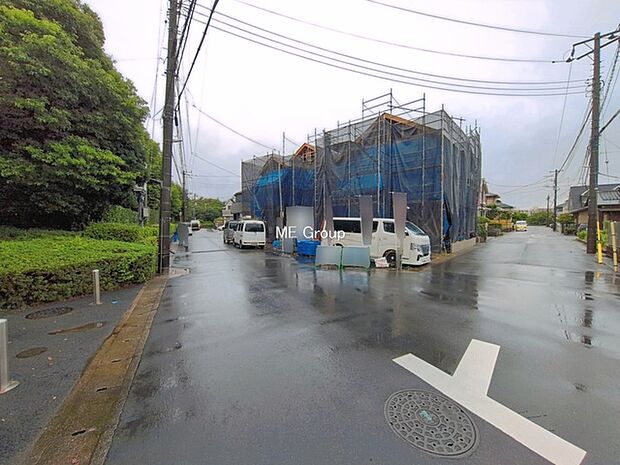 ~Exterior~ 前面道路:南西 6m 公道、東 6m 公道 低層の一戸建てを中心とした街並みが整然と続き、周辺は高い建物が建っていないので、緑の多い閑静な趣を感じる環境です。