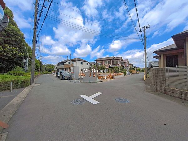 ～Exterior～　前面道路：南西 6m 公道、東 6m 公道　低層の一戸建てを中心とした街並みが整然と続き、周辺は高い建物が建っていないので、緑の多い閑静な趣を感じる環境です。