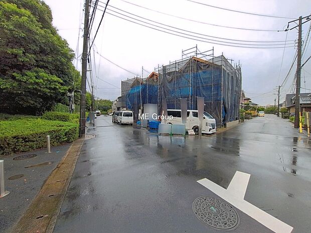 ~Exterior~ 前面道路:南西 6m 公道、東 6m 公道 低層の一戸建てを中心とした街並みが整然と続き、周辺は高い建物が建っていないので、緑の多い閑静な趣を感じる環境です。