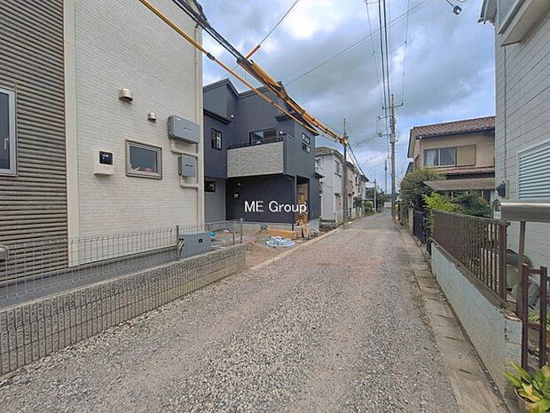~Exterior~ 前面道路:東 4m 私道 前面道路は閑静な住宅地をはしる車通りの少ない道路。駐車の出し入れもらくらくです!ご不明点・現地見学のご希望は、お気軽にお問い合わせください!