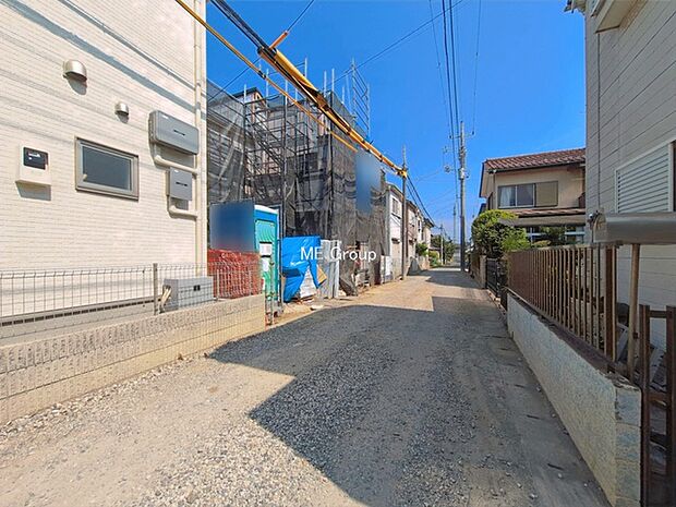 ~Exterior~ 前面道路:東 4m 私道 前面道路は閑静な住宅地をはしる車通りの少ない道路。駐車の出し入れもらくらくです!ご不明点・現地見学のご希望は、お気軽にお問い合わせください!