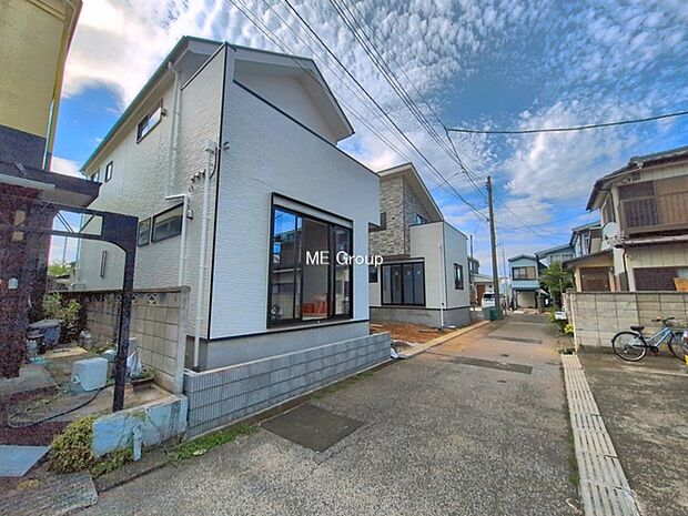~Exterior~ 前面道路:東 4m 私道 前面道路は閑静な住宅地をはしる車通りの少ない道路。駐車の出し入れもらくらくです!ご不明点・現地見学のご希望は、お気軽にお問い合わせください!