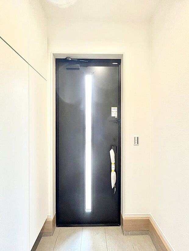 ◆2号棟◆~Entrance~ 家の中でお客様を迎える最初の場所である玄関は、家の印象そのものです!豊富な玄関収納で、常に綺麗に保つことが出来ます♪玄関にはたっぷり収納の下駄箱を完備!
