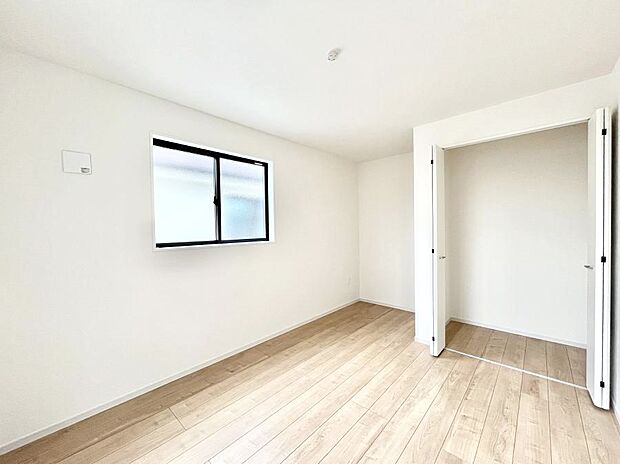 ◆2号棟◆~Bed Room~ 全居室には収納クローゼットを完備!普段使いのお洋服や小物はもちろん、季節物のお洋服などもしっかりと整理整頓おしまい頂けます。 居室空間を広く使用できますね。