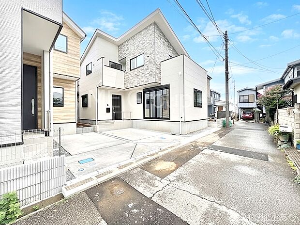 ~Exterior~ 前面道路:東 4m 私道 前面道路は閑静な住宅地をはしる車通りの少ない道路。駐車の出し入れもらくらくです!ご不明点・現地見学のご希望は、お気軽にお問い合わせください!