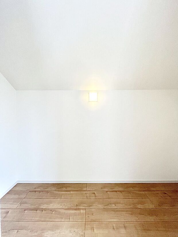 ◆2号棟◆~Walk-in Closet~ たくさんの洋服をかけてもシワになりにくいウォークインクローゼット。洋服以外にも、普段使わない家電やスーツケース、ストック品など何でも片付く嬉しい空間です。