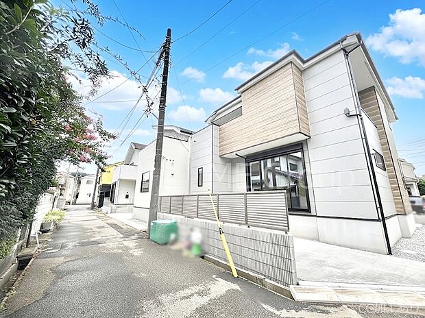 ◆1号棟◆~Exterior~ 角地により陽当り・風通し良好です。うららかな陽射しがどのお部屋にも降り注ぎますように、快適さを追求した間取設計。生活を恵みの豊かな永住の地へと変えてくれます。