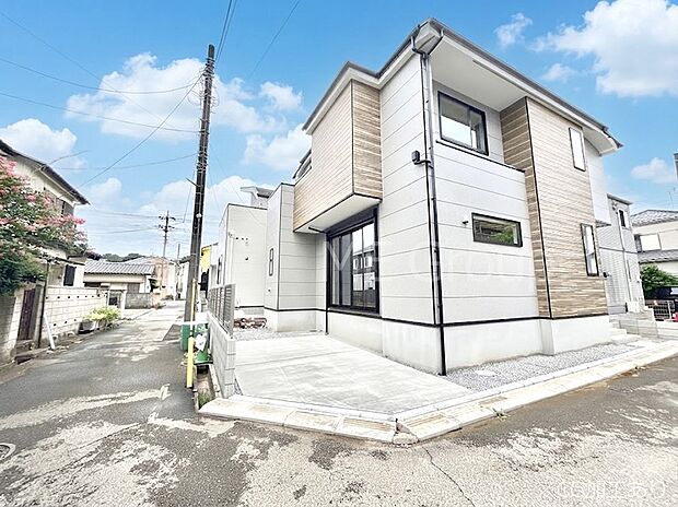 ～Exterior～　前面道路：北4m私道、東4m私道　前面道路は閑静な住宅地をはしる車通りの少ない道路。駐車の出し入れもらくらくです！ご不明点・現地見学のご希望は、お気軽にお問い合わせください！  