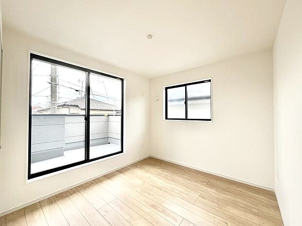 ◆1号棟◆～Bed Room～　2面採光を確保した明るい室内は、風通しも良く、大変居心地の良い空間となっております。爽やかな風を感じて起きる朝は、快適生活の始まりに！日当たりがとても良い住まい♪