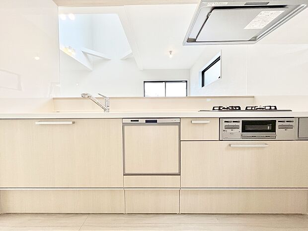 ~Kitchen~ 会話が弾むリビング、料理が愉しくなるキッチン。家は、ただ生活する場ではなく、暮らしを愉しく、快適にする場所。笑顔の毎日、安らぎの日々のために、最新の設備・仕様を採用。