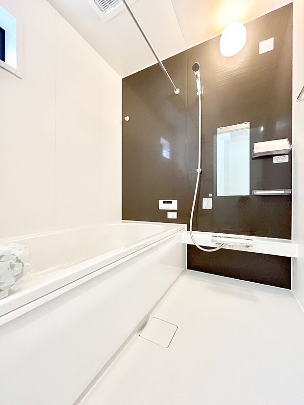 ~Bath Room~ ゆったりと足を伸ばして入浴することが可能!一日の疲れを癒す貴重なバスタイムです。お子様とご一緒でも十分な広さなので、リビングとは違った家族団欒のひと時をお楽しみいただけます。