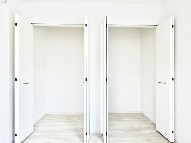 洋室のクローゼット。奥行きがあるので厚手の衣類もすっきり収まります。