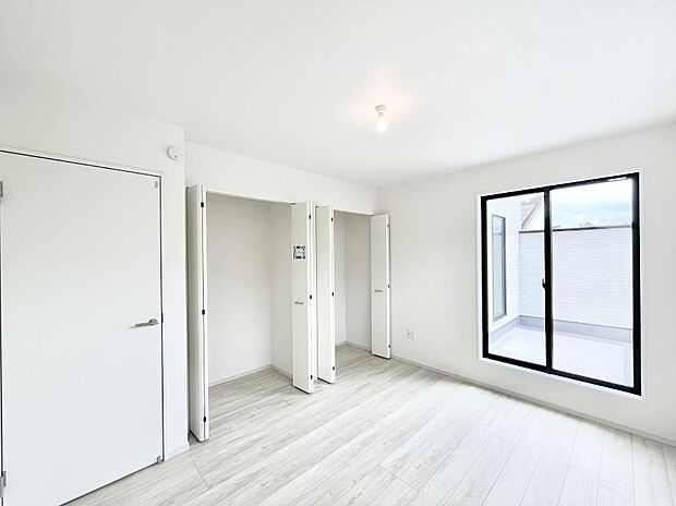 ～Bed Room～　部屋数が多いのが戸建てのメリットです。ご家族が増えたことで手狭に感じていた住まいも戸建てでは各居室プライバシーを保つことができます。住まいにゆとりが生まれ心もリラックスできます♪