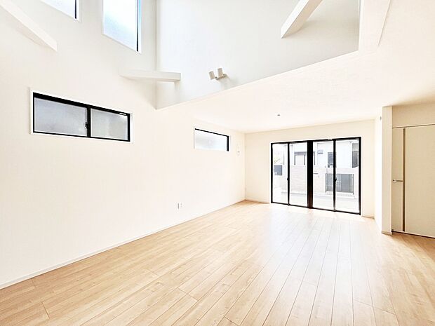 ~Living~ 豊かな陽光がこの場所を照らしだす。 光溢れるこの空間はみんなの笑顔が集う場所、時を忘れ、つきることのないたわいもない会話を楽しむ時間、たくさんの思いが綴られる場所。