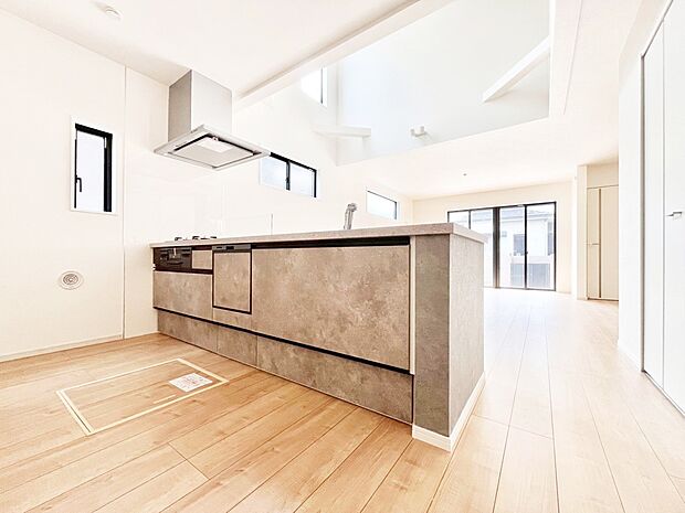 ~Kitchen~ 自然光が入る窓のあるキッチン☆毎日使う場所だからこそ、使い勝手を考慮しました。ゆったりとしたキッチンコーナーは質感豊かな仕上がりとなっております。