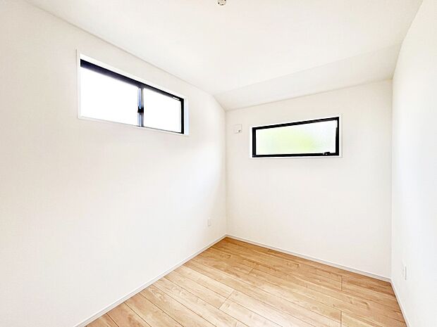 ~Bed Room~ 子供部屋はお子様にとって大変重な役割があります。子供一人で過ごす空間を与えることで、宿題や勉強時間も自然と増えまた自ら部屋の片付けや掃除なども促すことに繋がります。
