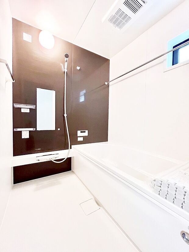 ~Bath Room~ 落ち着いた雰囲気の浴室で明日に向けてリフレッシュ。浴室乾燥機能も付いているので隣の洗濯機置き場で洗い上がった洗濯物を、雨の日も天気を気にせず乾燥させることも可能です。