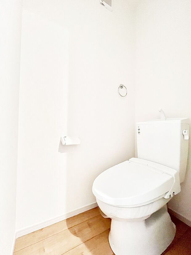 ~Toilet~ 綺麗・スッキリ・快適なウォシュレット付トイレでくつろげる空間です。トイレは毎日使わざるを得ないもの。いつも清潔を保ちたいですね。トイレが2ヶ所あるので朝の混雑時に便利です!