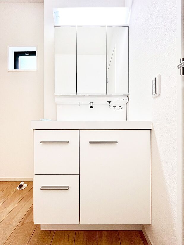 ~Dressing Room~ 清潔感溢れる色合いで統一されていると、スッキリと整った印象をうけます。 鏡の裏にはたっぷりと収納スペースを標準装備! 水廻りは、シンプルかつ機能性を重視して。