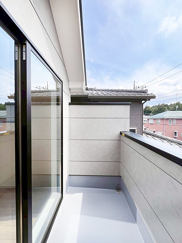~Balcony~ バルコニーは温かい陽がさしこみ、お布団や洗濯物を気持ちよく干すことができます。 使いやすく開放的なバルコニーです♪陽ざしがたっぷり降り注ぐ、バルコニー付き住まい。