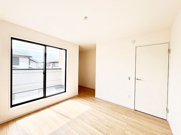 ~Bed Room~ バルコニーからの採光で朝もスッキリ目が覚めそうですね!穏やかな光が差し込む室内には、穏やかな時間が流れます。休日には、落ち着いた空間で自分の趣味を楽しむのはいかがですか。