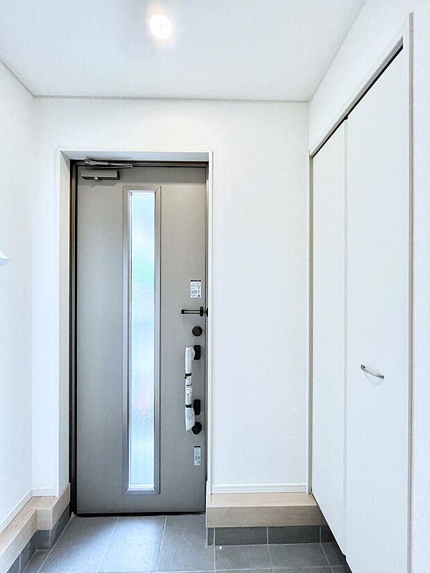 ～Entrance～　玄関は家の顔といわれますが我が家のセンスをさりげなく感じさせる魅力ある玄関造りも楽しみの一つ。帰宅する度に家族がほっとできる心地よい空間造りも大切ですね♪　